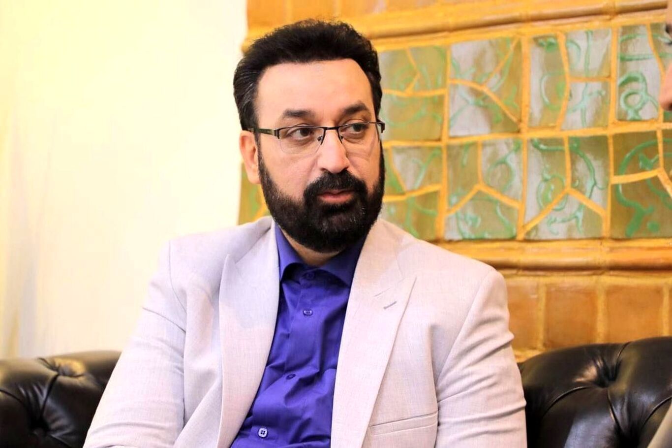 (ویدئو) حمله مجری صداوسیما به دیوارنگاره جنجالی ولیعصر