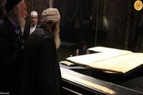 صف‌ طولانی برای تماشای خرقه منتسب به پیامبر صلوات الله علیه