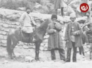 عکس| سفر زمان؛ عکس یادگاری مردان قاجاری با «ریزش کوه» در دوران ناصرالدین شاه