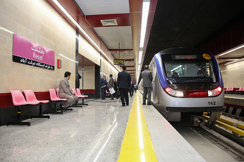 (عکس) این خانم، ویژه ترین مسافر متروی تهران است