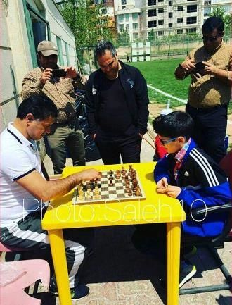 عکس/ شطرنج بازی کردن علی دایی با پدیده ایران
