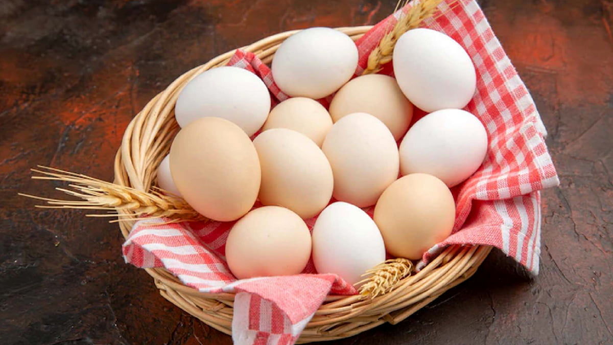 وجود لکه‌های قرمز و قهوه‌ای در تخم‌مرغ نشانه چیست؟