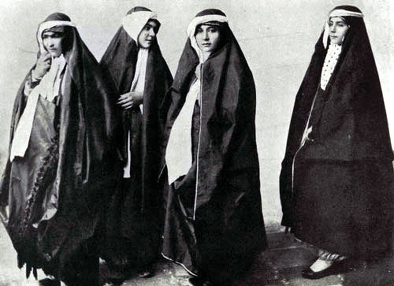 (عکس) حجاب متفاوت زنان در ۱۰۰ سال قبل!