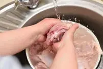 هشدار؛ مرغ را قبل از پختن نباید شست!