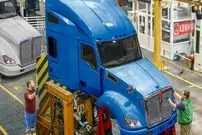 ببینید| نگاهی به مراحل طراحی، تولید و مونتاژ کامیون های قدرتمند کنوورث در آمریکا