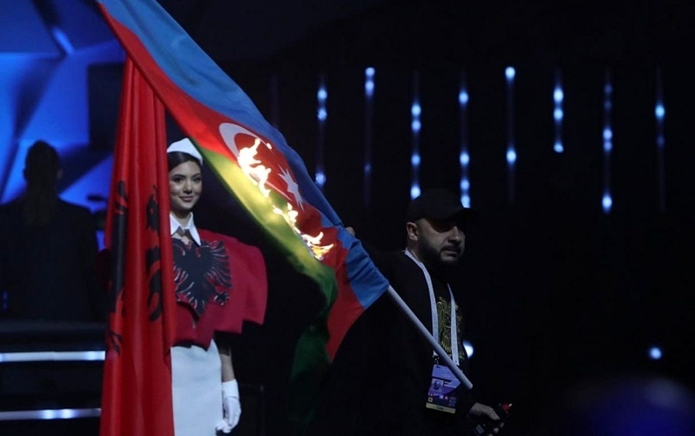 (ویدئو) آتش زدن پرچم آذربایجان در مسابقات وزنه‌برداری؛ حرکت جنجالی یک شهروند ارمنستان