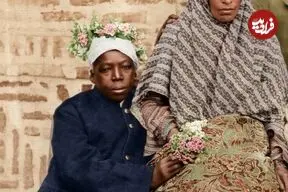 عکس| سفر زمان؛ تصویر رنگی‌شدۀ «کنیز و خواجه‌ها» با تاج گل در حیاط قصر مظفرالدین شاه