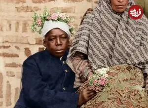 عکس| سفر زمان؛ تصویر رنگی‌شدۀ «کنیز و خواجه‌ها» با تاج گل در حیاط قصر مظفرالدین شاه