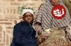 عکس| سفر زمان؛ تصویر رنگی‌شدۀ «کنیز و خواجه‌ها» با تاج گل در حیاط قصر مظفرالدین شاه