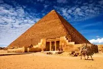 عکس| سفر به تاریخ؛ مردان مصری و اروپایی در حال بالا رفتن از «هرم بزرگ»؛ 140 سال قبل