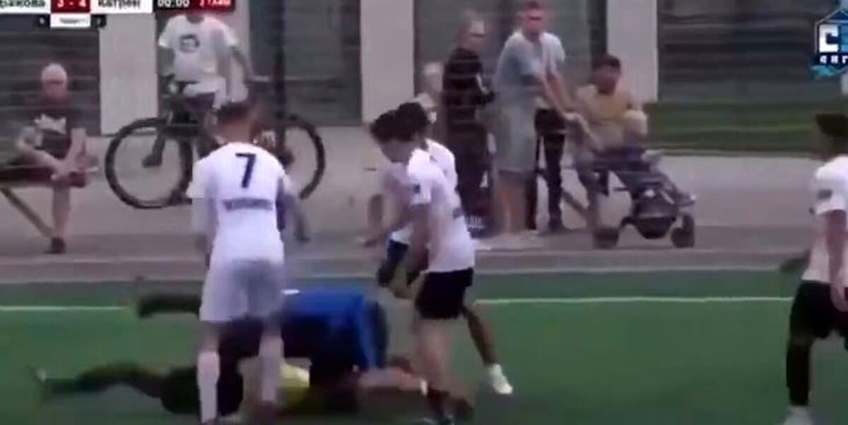 (ویدئو) ضربه عجیب و وحشتناک بازیکن فوتبال به داور