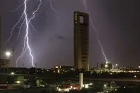 (ویدئو) لحظه ترسناک اصابت صاعقه به یک برج در آمریکا