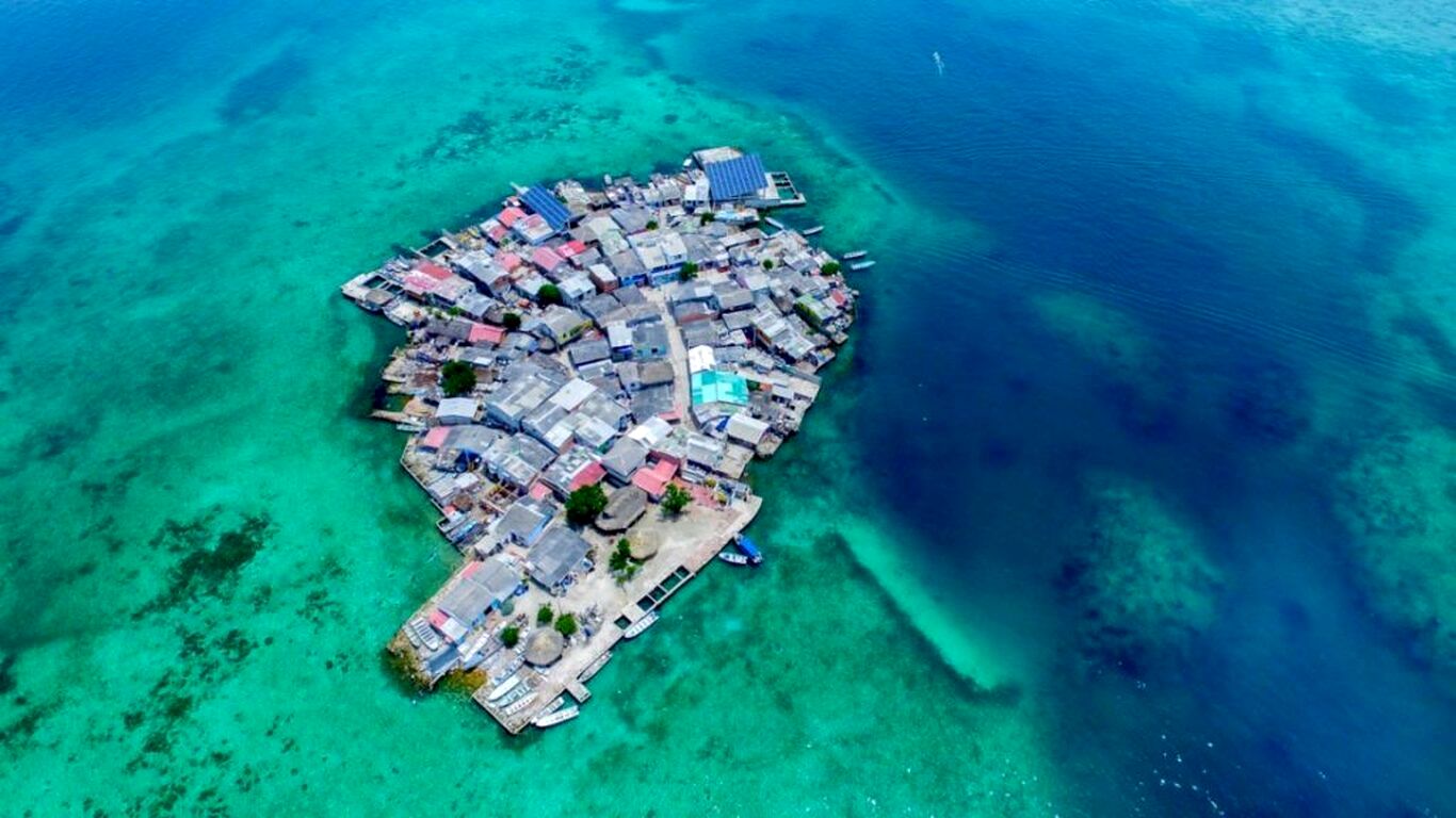 (تصاویر) متراکم‌ترین جزیره جهان؛ زندگی ۵۰۰ نفر در فضایی به مساحت ۲ زمین فوتبال 