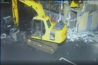 (ویدئو) عابر بانک را با بیل مکانیکی سرقت کردند