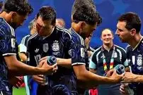 ببینید| رویارویی لیونل مسی با بطری آب عجیب دروازه‌بان انگلیس