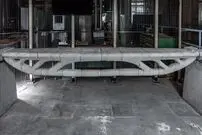 (ویدئو) شاهکار مهندسی؛ ساخت پل پرهزینه مقابل ساختمان مسکونی!