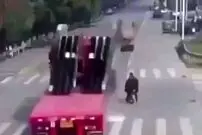 (ویدئو) لحظه وحشتناک سقوط بار تریلی بر روی عابر در حال عبور