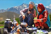 ببینید؛ غذای روستایی در افغانستان؛ پخت آشک با سیرابی توسط زوج مسن کنار رودخانه 