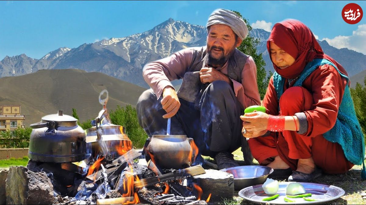 ببینید؛ غذای روستایی در افغانستان؛ پخت آشک با سیرابی توسط زوج مسن کنار رودخانه