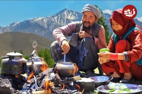 ببینید؛ غذای روستایی در افغانستان؛ پخت آشک با سیرابی توسط زوج مسن کنار رودخانه 
