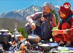 ببینید؛ غذای روستایی در افغانستان؛ پخت آشک با سیرابی توسط زوج مسن کنار رودخانه 