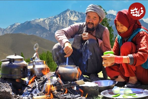 ببینید؛ غذای روستایی در افغانستان؛ پخت آشک با سیرابی توسط زوج مسن کنار رودخانه 