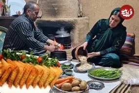 ببینید| غذای روستایی در ایران؛ تهیه سوپ سبزیجات و سمبوسه توسط زوج روستایی