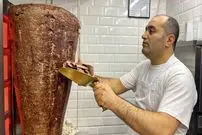 ببینید| غذای خیابانی در ترکیه؛ دونر کباب با نان تنوری و سیب زمینی در استانبول