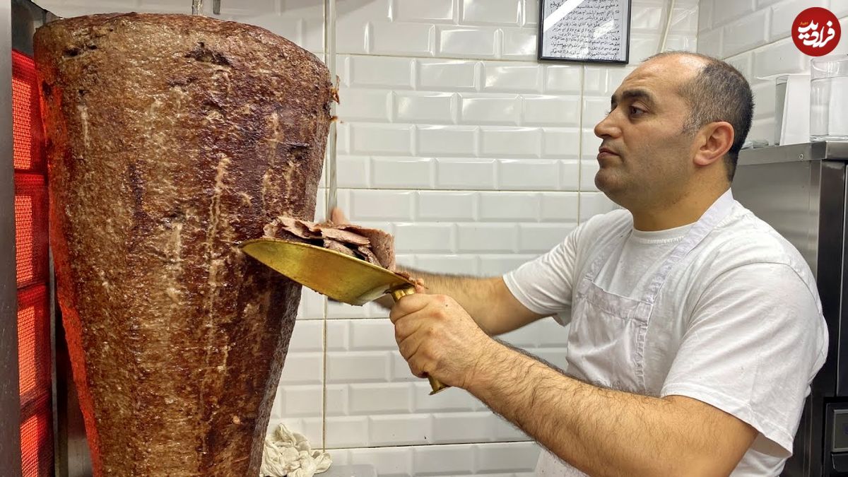 ببینید| غذای خیابانی در ترکیه؛ دونر کباب با نان تنوری و سیب زمینی در استانبول