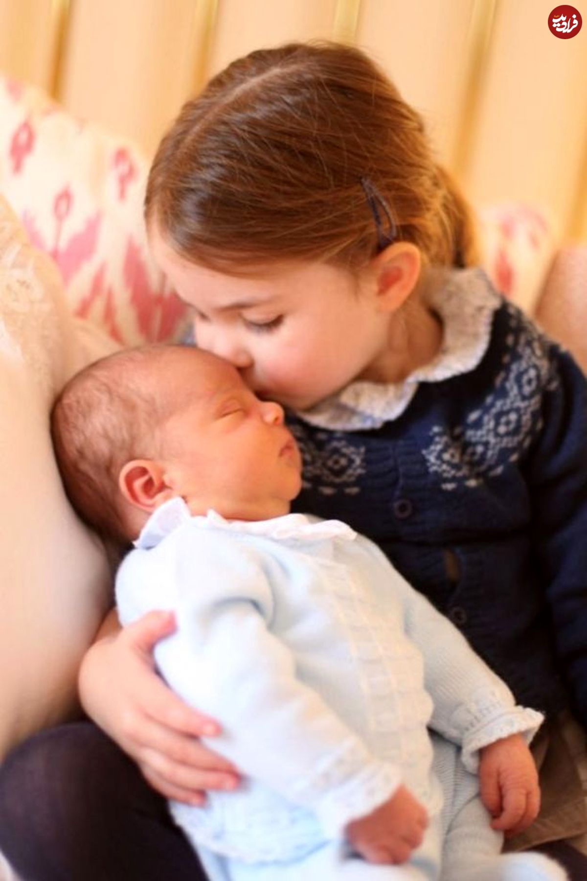 تصاویر/ بوسه خواهرانه بر صورت نوزاد سلطنتی