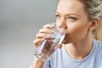 چرا مردم ژاپن همزمان با خوردن غذا آب نمی‌نوشند؟