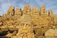سفر در زمان؛ خاطرات ناصرالدین‌شاه: برج و تپه نمرودی که در اوایل شهر بابل است، از آن طرف مرداب پیدا بود
