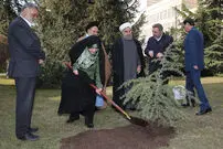 تصاویر/ غرس نهال به دست رئیس جمهور