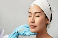 کارآفرین کره‌ای با سرم تزریقی رشد مو و ضد چروک صورت، میلیاردر شد!