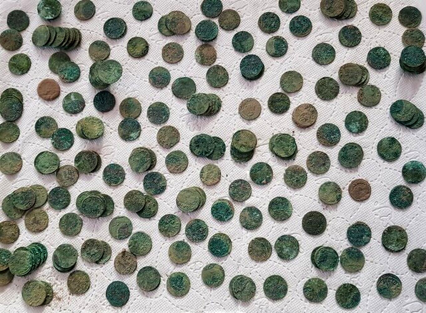(عکس) جزئیات کشف اتفاقی ۱۰۰۰ سکه در یک مزرعه در لهستان