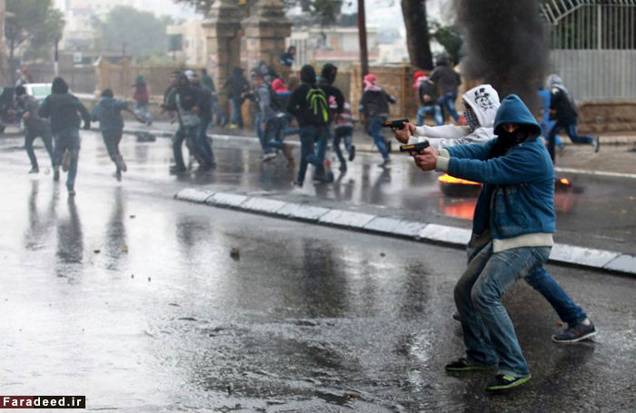 (تصاویر) حمله لباس‌شخصی‌ها به جوان فلسطینی