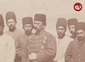 عکس| سفر زمان؛ عکس یادگاری «ناصرالدین شاه و همراهان» در یکی از مسافرت‌ها