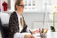چرا باید هر چند دقیقه یک‌بار از پشت میز کارمان بلند شویم؟