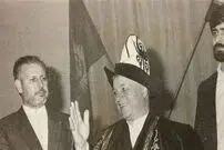 عکس/ هاشمی رفسنجانی با لباس قرقیزستانی