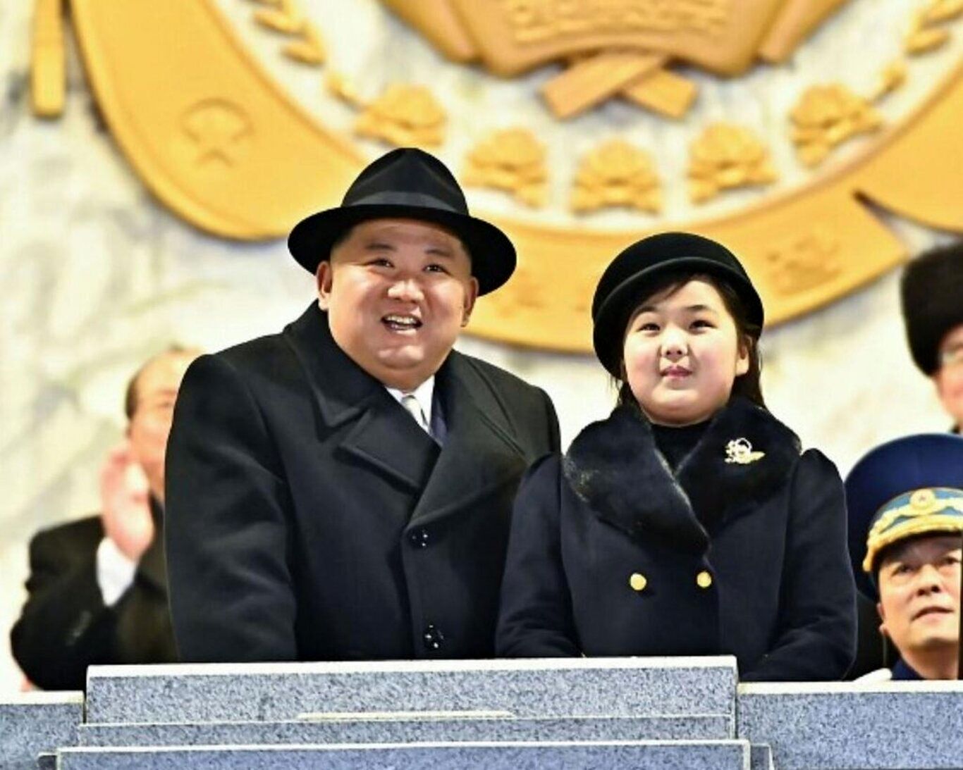 (عکس) پوشش جنجالی دختر رهبر کره شمالی؛ کت ۱۰۰ میلیون تومانی دختر کیم جونگ اون را ببینید