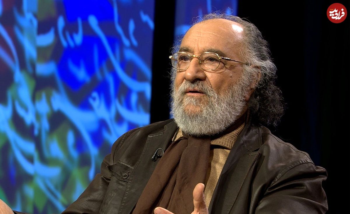 عکس| سفر در زمان؛ «داریوش ارجمند» در حال بوسیدن تندیس سردار سلیمانی؛ سال 99
