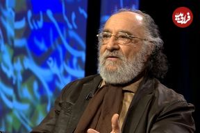 عکس| سفر در زمان؛ «داریوش ارجمند» در حال بوسیدن تندیس سردار سلیمانی؛ سال 99