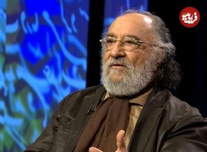 عکس| سفر در زمان؛ «داریوش ارجمند» در حال بوسیدن تندیس سردار سلیمانی؛ سال 99