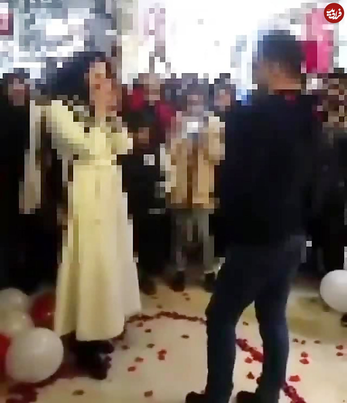 خواستگاری در ملأ عام جرم است؟