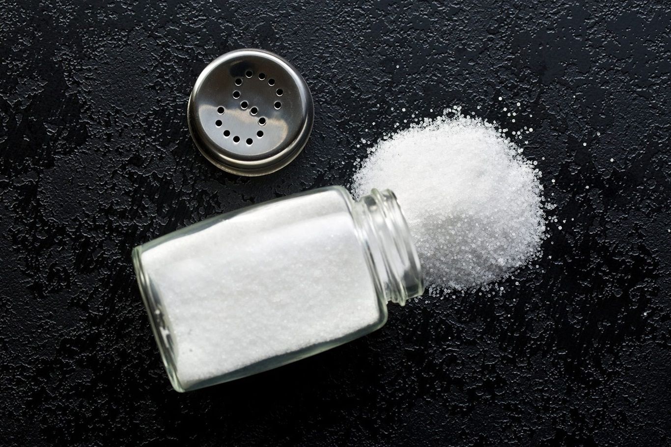 ۱۶ کاربرد شگفت‌انگیز نمک که ربطی به آشپزی ندارند