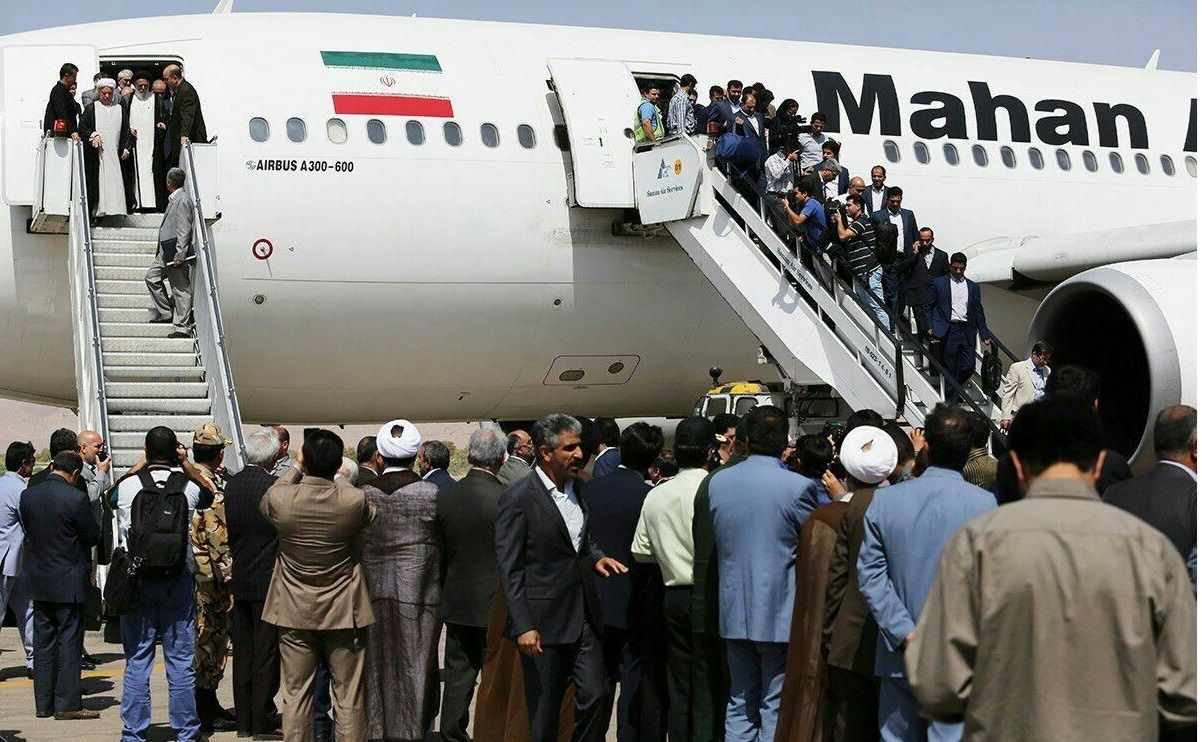 عکس/ لحظه ورود هاشمی به فرودگاه کرمان