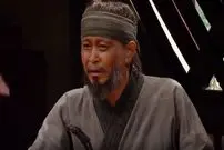 عکس| سفر به تاریخ؛ عکس یادگاری اعضای گروه «دامول» در پشت صحنه سریال «جومونگ»