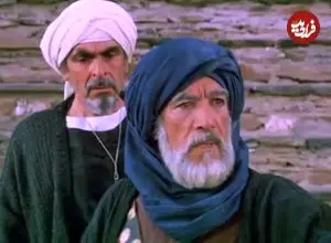 عکس| سفر در زمان؛ بازیگر نقش «حمزه» در پشت صحنه فیلم محمد رسول الله؛ 50 سال قبل