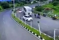 (ویدئو) نجات معجزه‌آسا یک زن از تصادف وحشتناک
