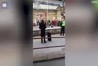 (ویدئو) لحظه برخورد باتوم برقی به مرد چاقوکش